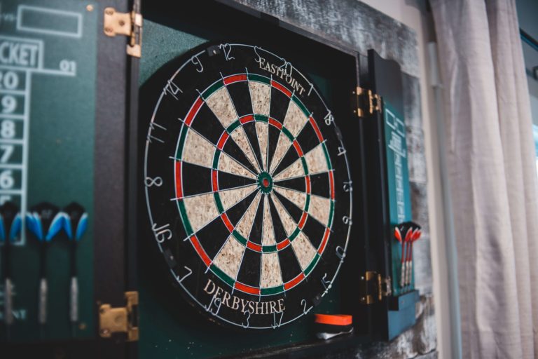 dartscheibe aufhängen