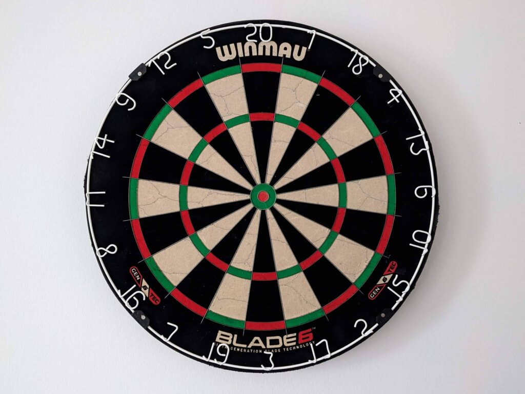 Dartscheibe aufhängen