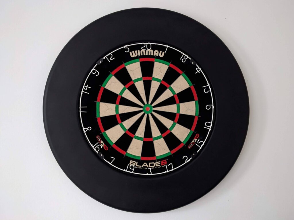winmau blade 6 mit surround an der wand